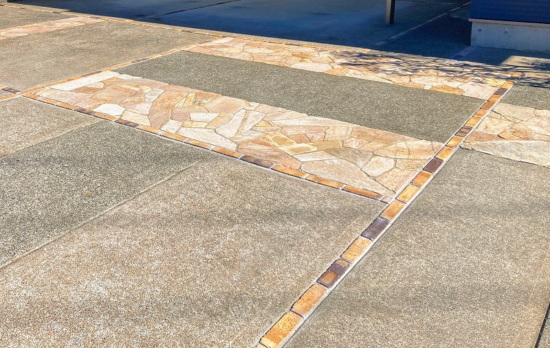 駐車場コンクリートのすき間に雑草対策してみました