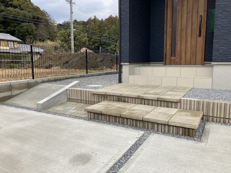 浮遊感のある階段で印象的で高級感のあるお庭に　掛川市E様邸