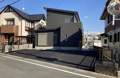 駐車場をアスファルト舗装に