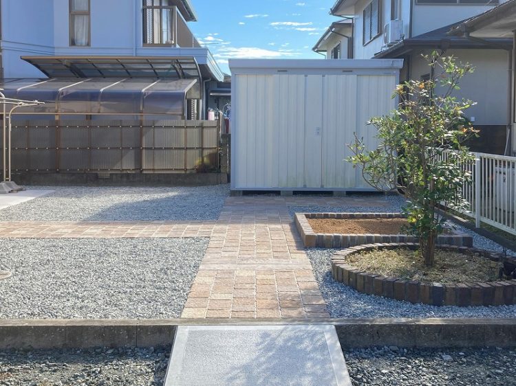 芝生を撤去してお庭にアプローチをつくった外構リフォーム工事