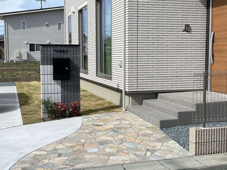 新築外構工事　門柱・アプローチ工事のご紹介