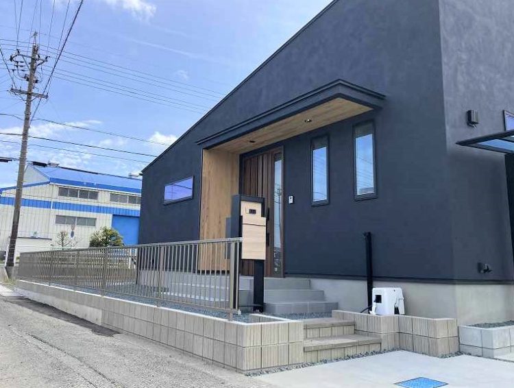 玄関周り　階段　土留め　エクステリア