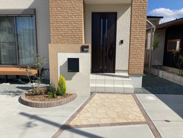 異なる舗装材を組み合わせた明るい雰囲気のアプローチが完成しました　浜北区Ｓ様邸