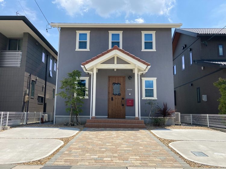 住まいと調和するカラフルなアプローチがあるエクステリア　浜松市浜北区Ｎ様邸