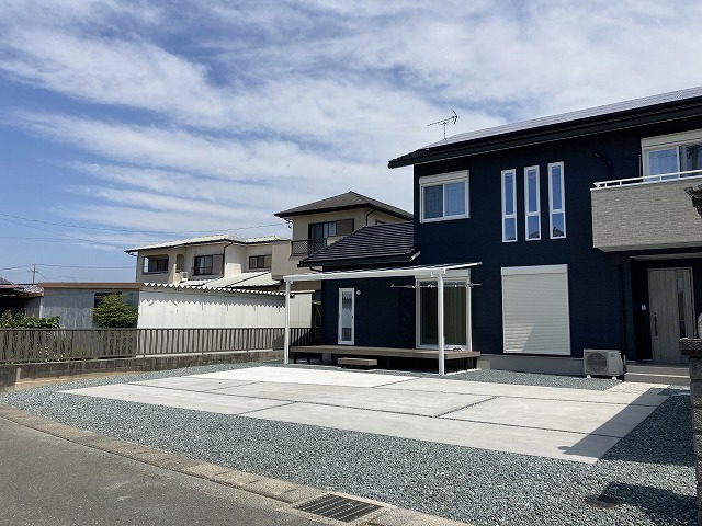 リビングと勝手口を繋ぐデッキがポイントのエクステリア