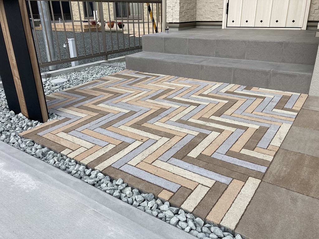 木目の機能門柱と色彩豊かな舗装材で個性的なアプローチに　中央区Ｆ様邸