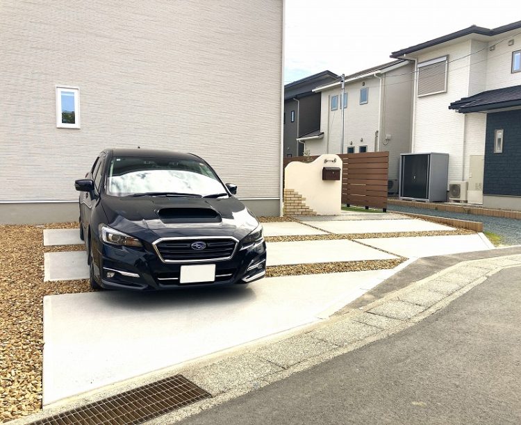 駐車場　外構　コンクリート刷毛引き仕上げ