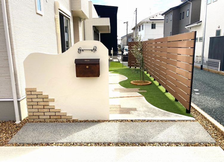 南欧風　塗り壁　レンガ貼り　外構