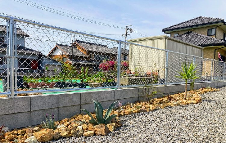 アメリカンな外構にはコレ！PCフェンス　設置例