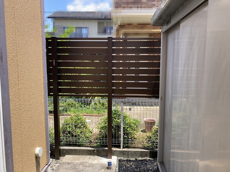 外構リフォーム工事で効率よくお庭のプライバシーを守る目隠しフェンスを施工いたしました。