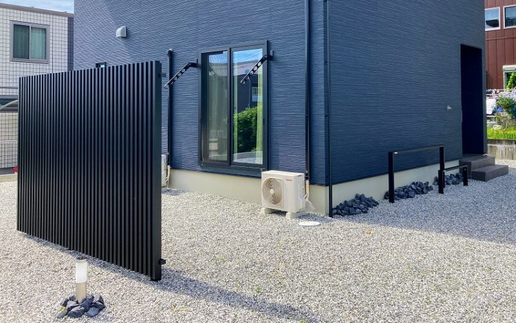 ブラック色のアルミフェンスでシンプルな外構　施工例