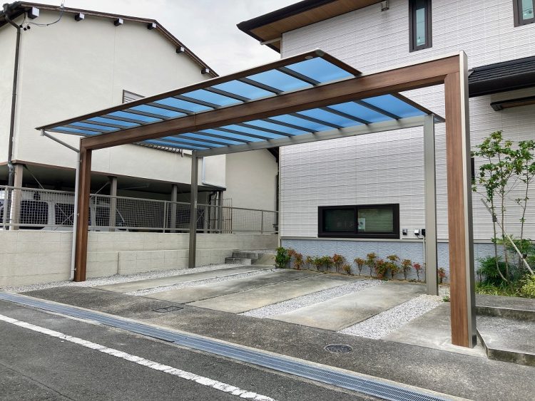 シンプルデザインのカーポート スカイリードをツートンカラーでワンランク上の仕上がりに 浜松市浜名区I様邸
