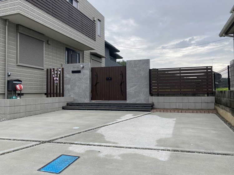 どっしりと高級感漂う門まわりデザインと、愛犬と過ごす天然芝のお庭 浜松市中央区T様邸