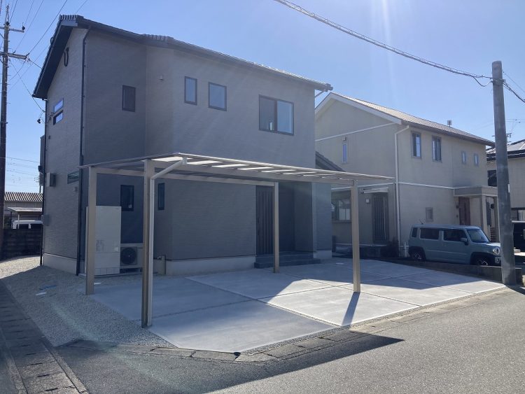 4台用の駐車場とスタイリッシュなデザインのカーポート 浜松市中央区O様邸