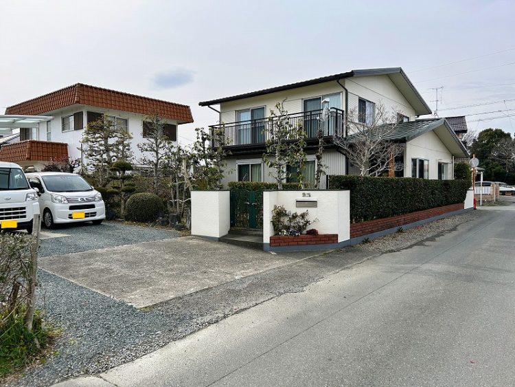 駐車場拡張と門周りリフォームで快適な住まいへ!