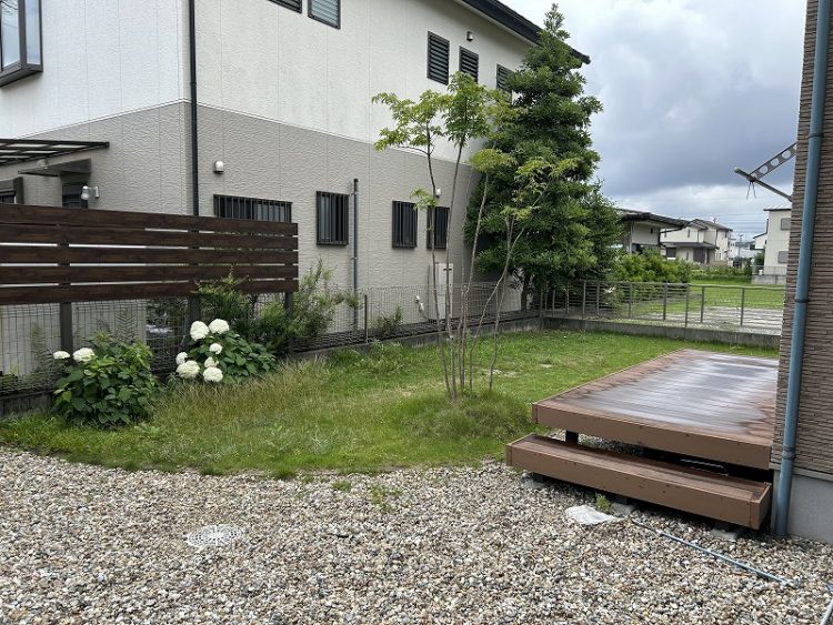 庭の悩みを解決!ボロボロになった天然芝を、手入れいらずの人工芝にチェンジ