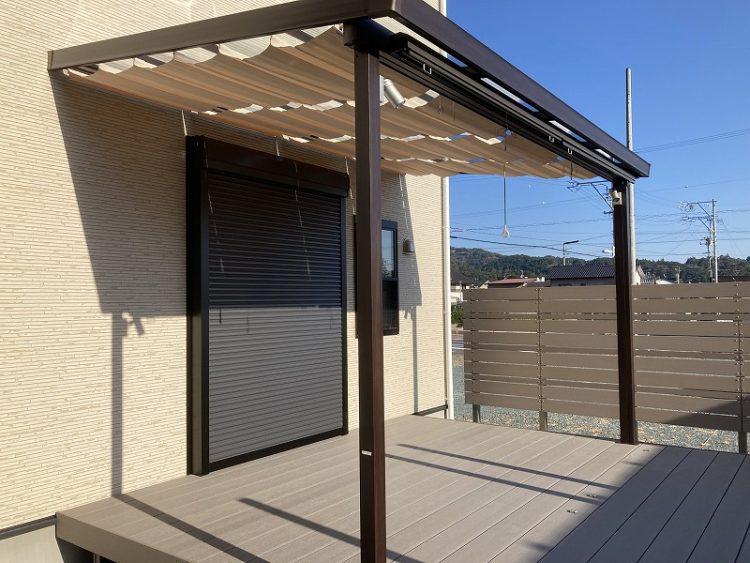 木調テラス屋根 シュエットにシェードをつけて日差しをカット