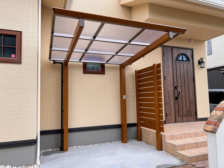 玄関横に設置したサイクルポートと間仕切りフェンス|浜松市浜名区の外構工事例