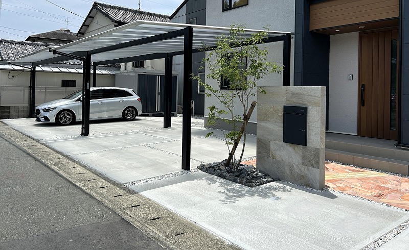 宅配ボックス付き門柱とスカイリードのある新築外構