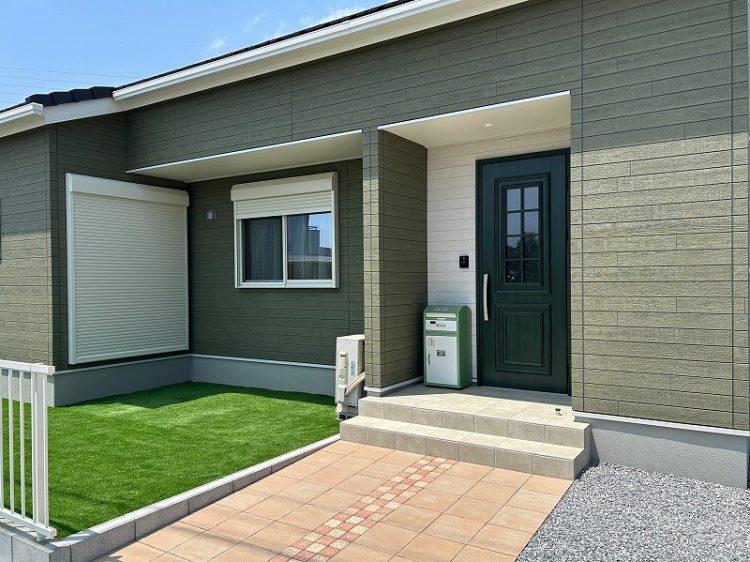 【施工例紹介】オレンジ色のアプローチと人工芝で明るく華やかな新築外構