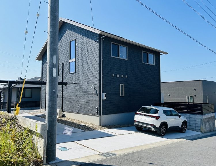 縦列の駐車スペースに奥行２連棟×オールブラックのカーポート　磐田市Ｉ様邸