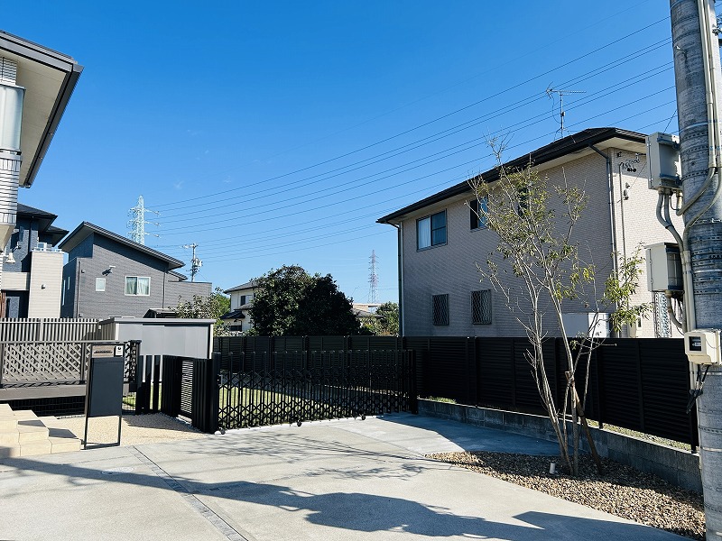 天然芝はそのままにお庭をドックランにリフォーム！目隠しスクリーンで視線を気にせず快適に。