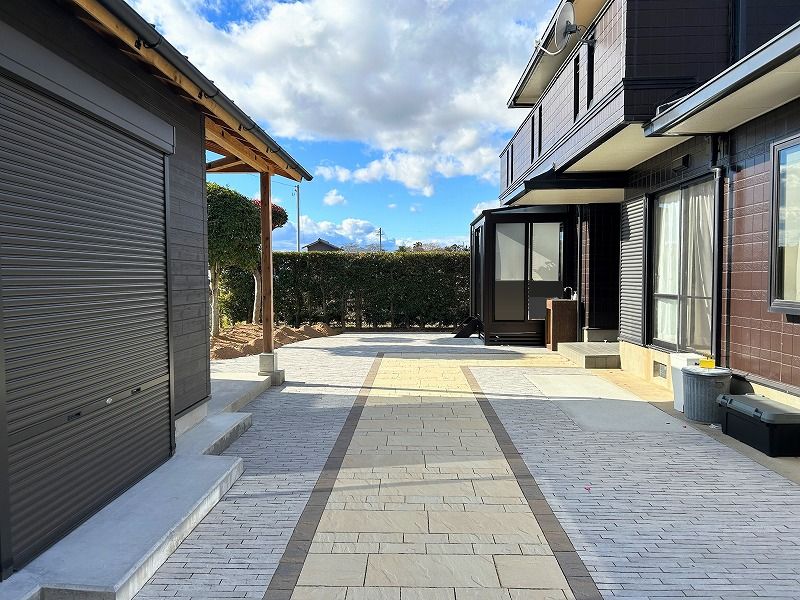 プラーガシリーズでつくる暮らしを彩るアプローチ　外構工事施工例