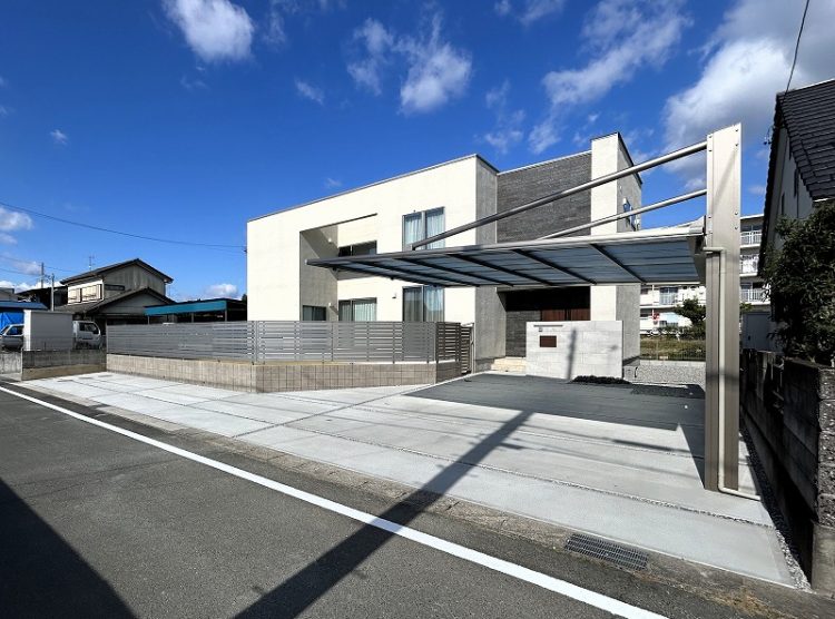 新築外構工事｜ユニソン・アルツィの門柱と三協アルミ・ダブルフェースが映える外構