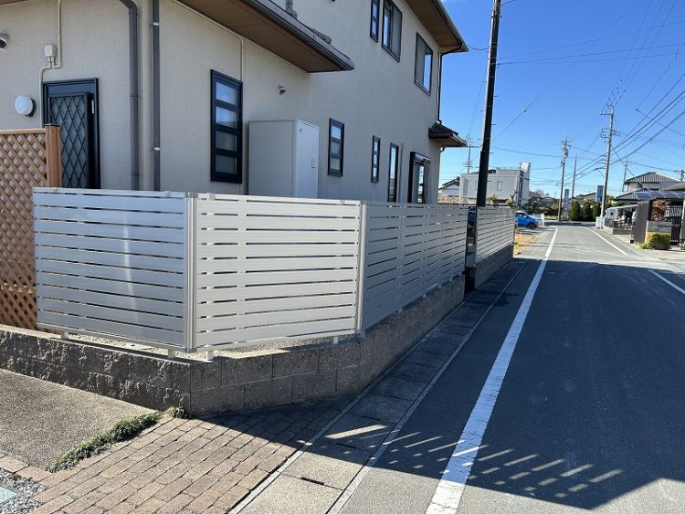 生垣から目隠しフェンスへのリフォーム事例【23年後の再施工】