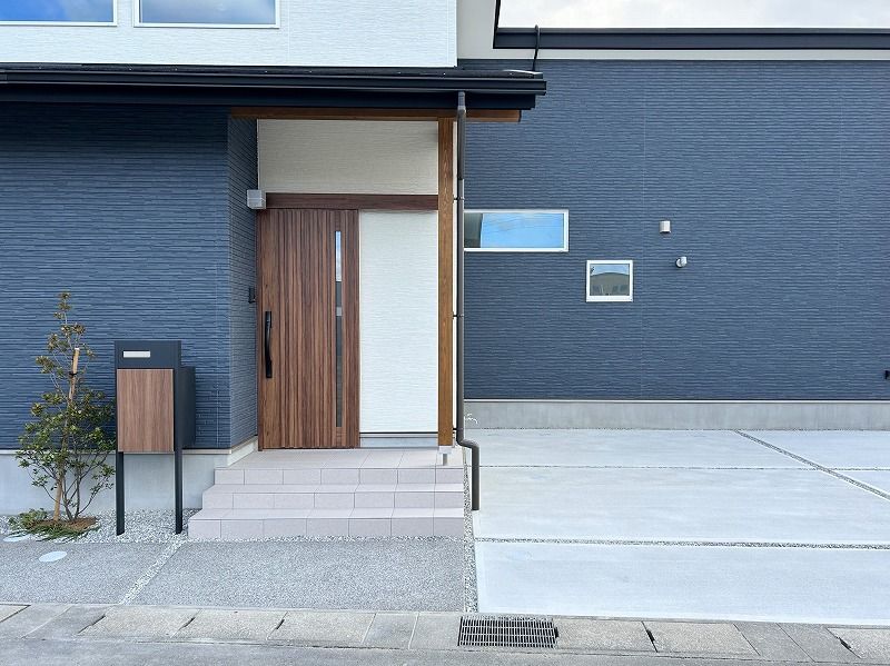 宅配ボックス門柱と目隠しフェンスで快適に暮らす新築外構工事の施工例