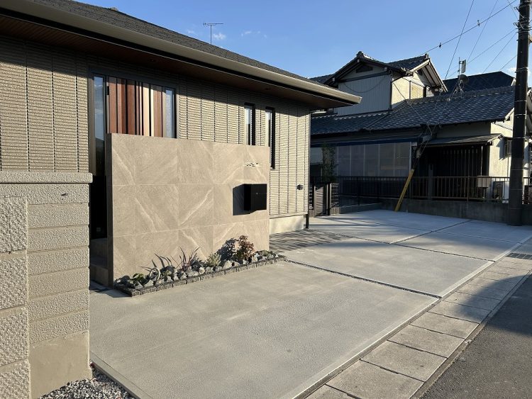 大判タイルの門柱が目を引く新築外構　浜松市浜名区Ｓ様邸