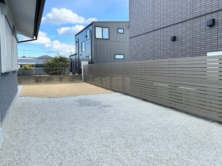 浜松市新築外構施工例　レジリア　目隠しフェンス　2段フリー支柱