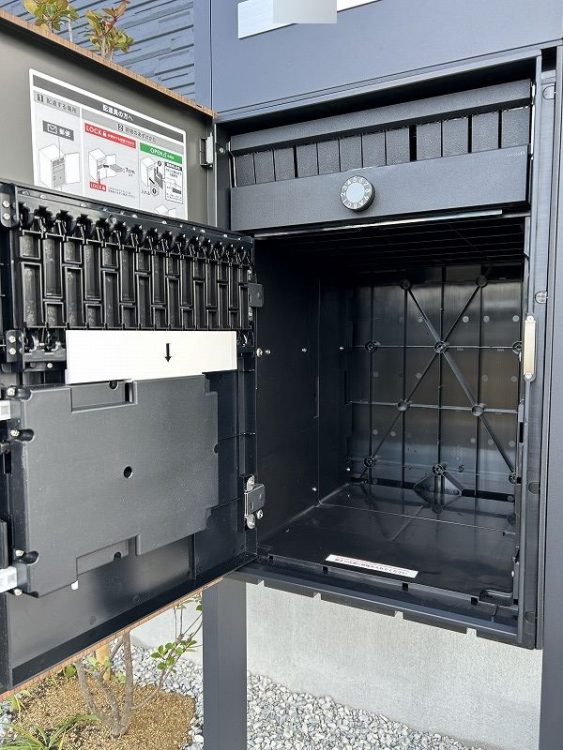 浜松市新築外構施工例　ナスタ宅配ボックス