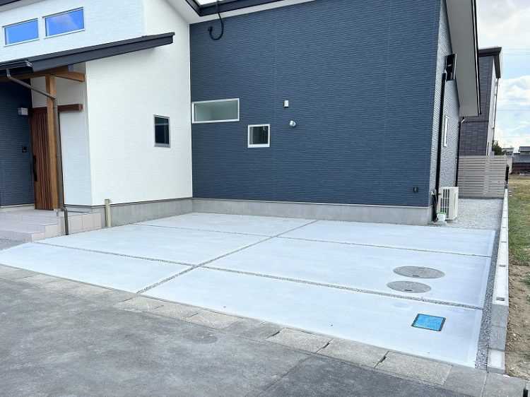 浜松市新築外構施工例　駐車　コンクリート刷毛引き仕上げ