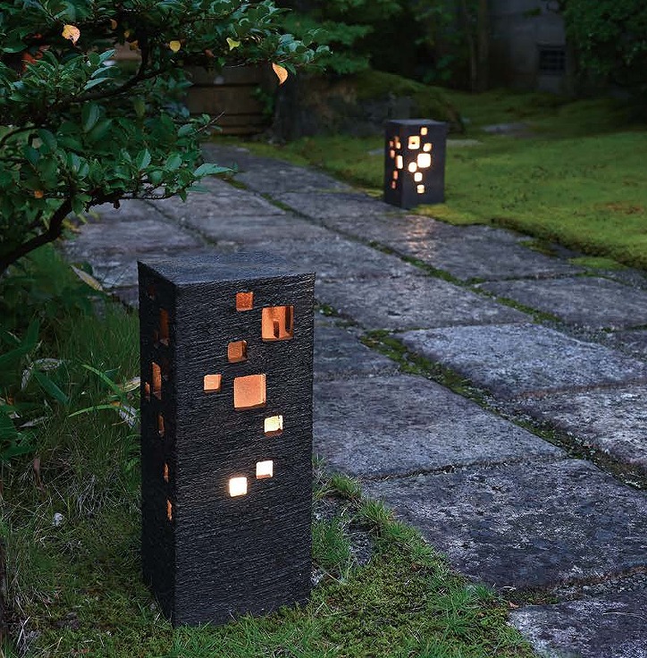 陶器から漏れる光が幻想的な和モダン空間を演出　信楽のあかり スクエア