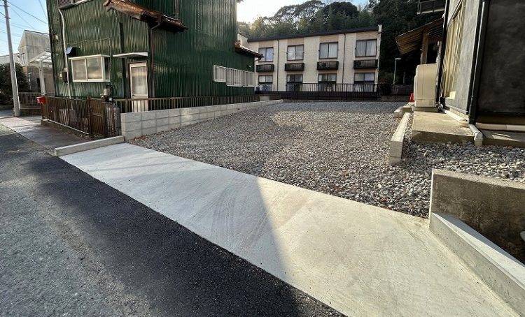 店舗駐車場の出入りをスムーズに改善しました。　水路に橋を架ける工事の施工事例のご紹介