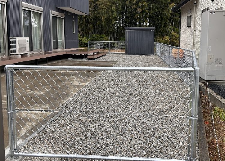 【浜松市の外構リフォーム】砕石のお庭が劇的変化！PCフェンス・物置・人工芝で叶える「機能と美しさ」の庭づくり
