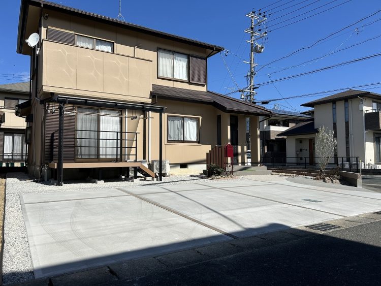 シンプルな直線デザインに植物や木目カラーが映える外構デザイン　磐田市Ｍ様邸