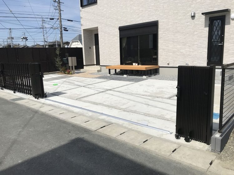 伸縮門扉　右側オープン