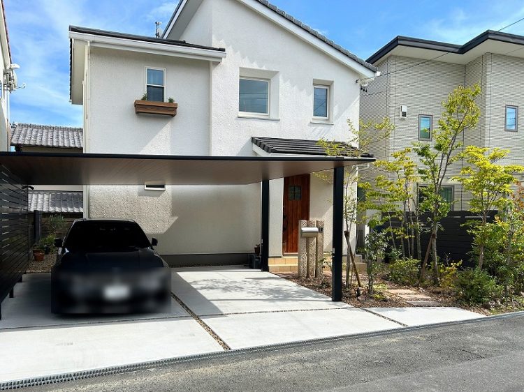 浜松市で2台用カーポートを設置！カーポートSCと既存植栽を活かした外構リフォーム施工例
