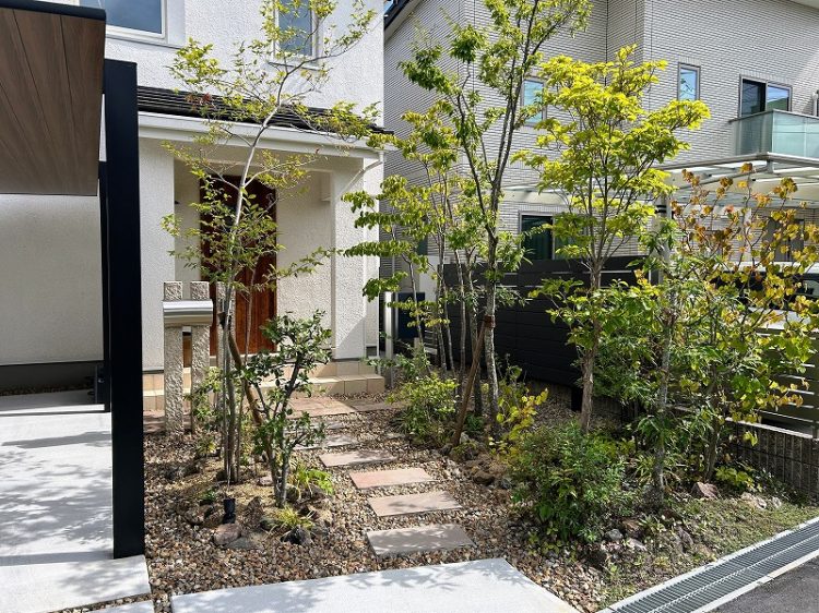 浜松市で2台用カーポートを設置！カーポートSCと既存植栽を活かした外構リフォーム施工例