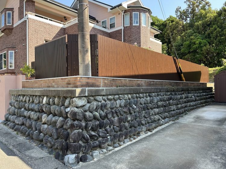 生垣⇒フェンスでスッキリした外観に　中央区O様邸