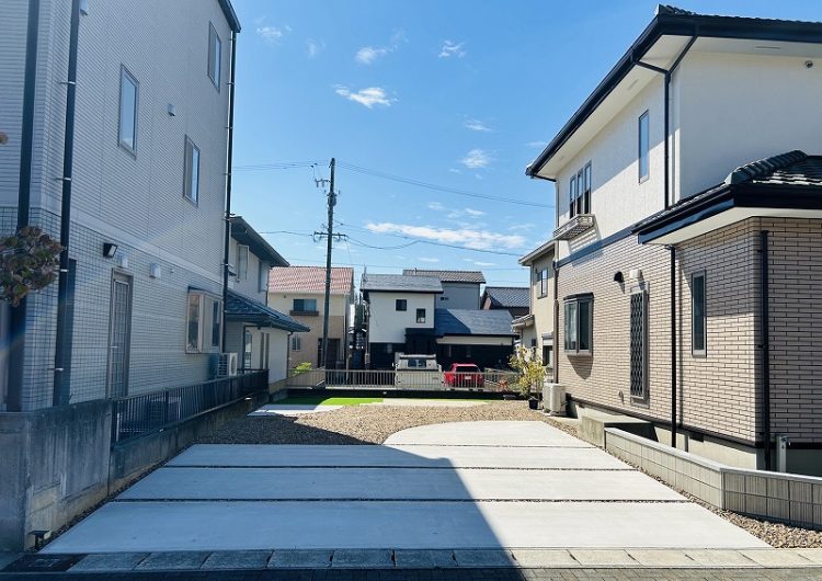 施工前後で劇的変化！雑草の悩みから解放！ナチュラルな石畳と人工芝・人工木デッキで手間の掛からないガーデンリフォーム