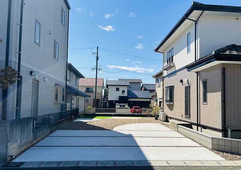 施工前後で劇的変化！雑草の悩みから解放！ナチュラルな石畳と人工芝・人工木デッキで手間の掛からないガーデンリフォーム