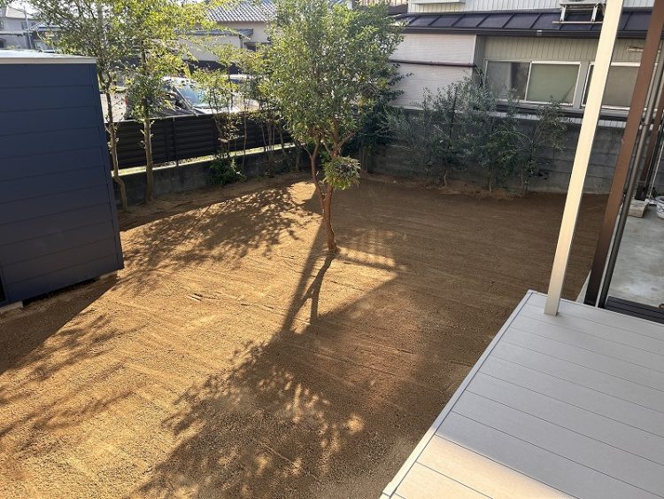 天然芝貼り　サバ土敷き２