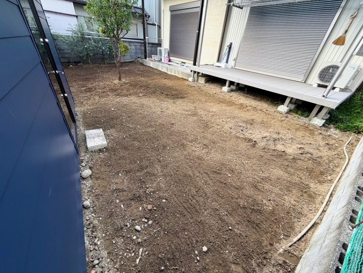 天然芝貼り　雑草撤去１