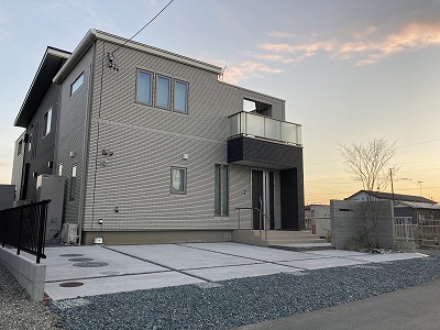 杉板目を忠実に表現したタイル張りの門袖と天然石を使用した階段がポイントの外構工事　掛川市