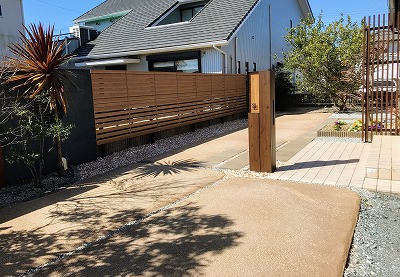 雑草抑止として固まる土（楽土）を施工　／　浜松市