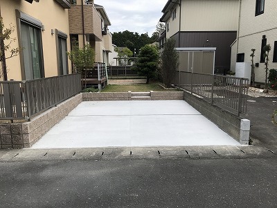 お庭部分に新しく軽自動車２台分の駐車場を設けました。袋井市