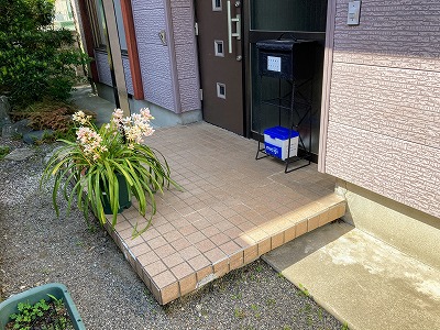 玄関ポーチタイル　貼り替え工事　施工例